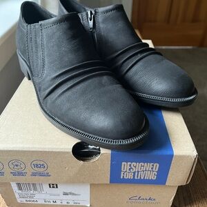 Clarks Women's Adalynn Ezra Black Nubuck Ankle Booties (Camzin)